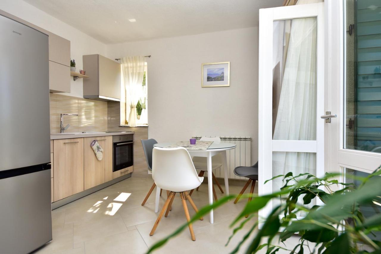 Apartamento In Olive Garden Starigrad Paklenica Exterior foto