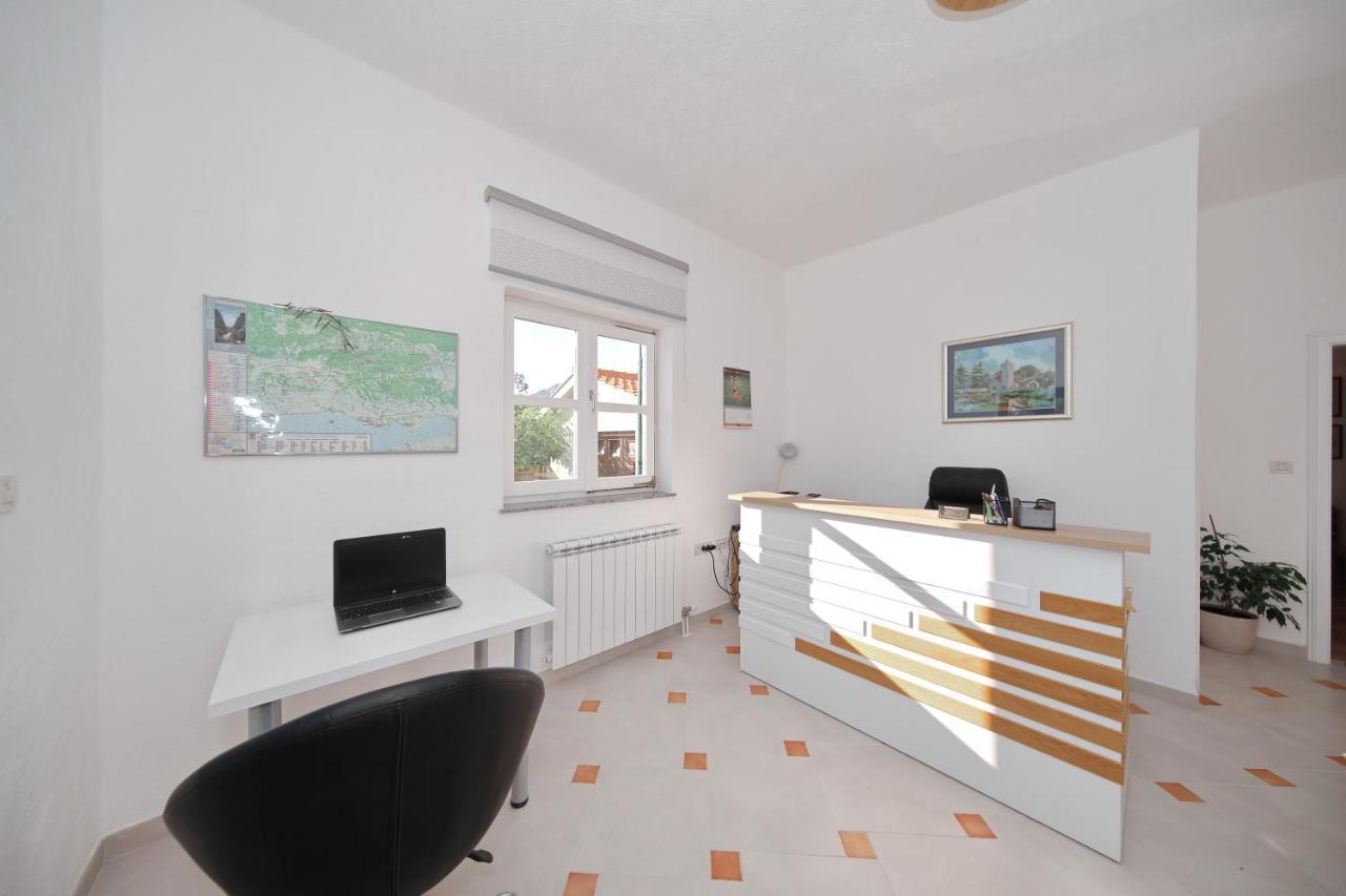 Apartamento In Olive Garden Starigrad Paklenica Exterior foto