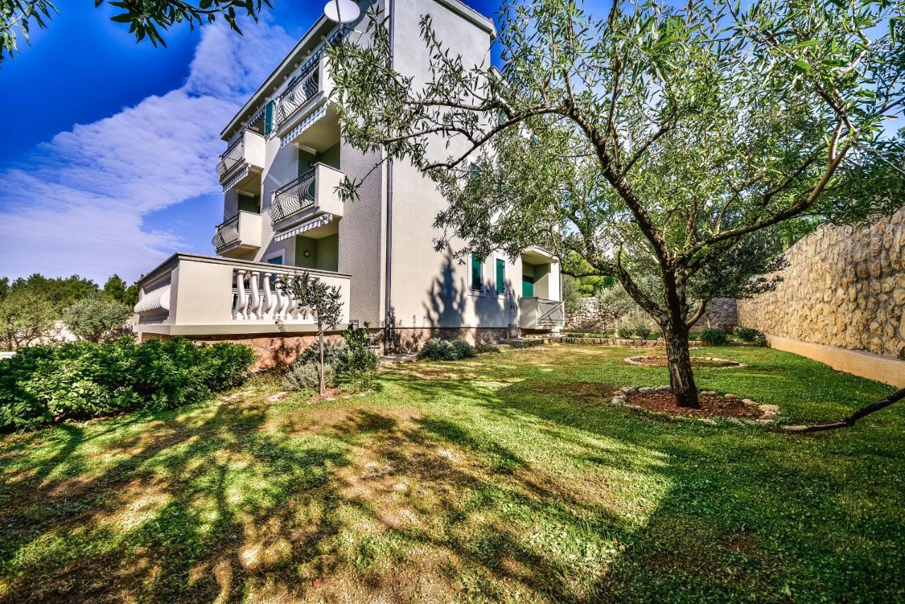 Apartamento In Olive Garden Starigrad Paklenica Exterior foto
