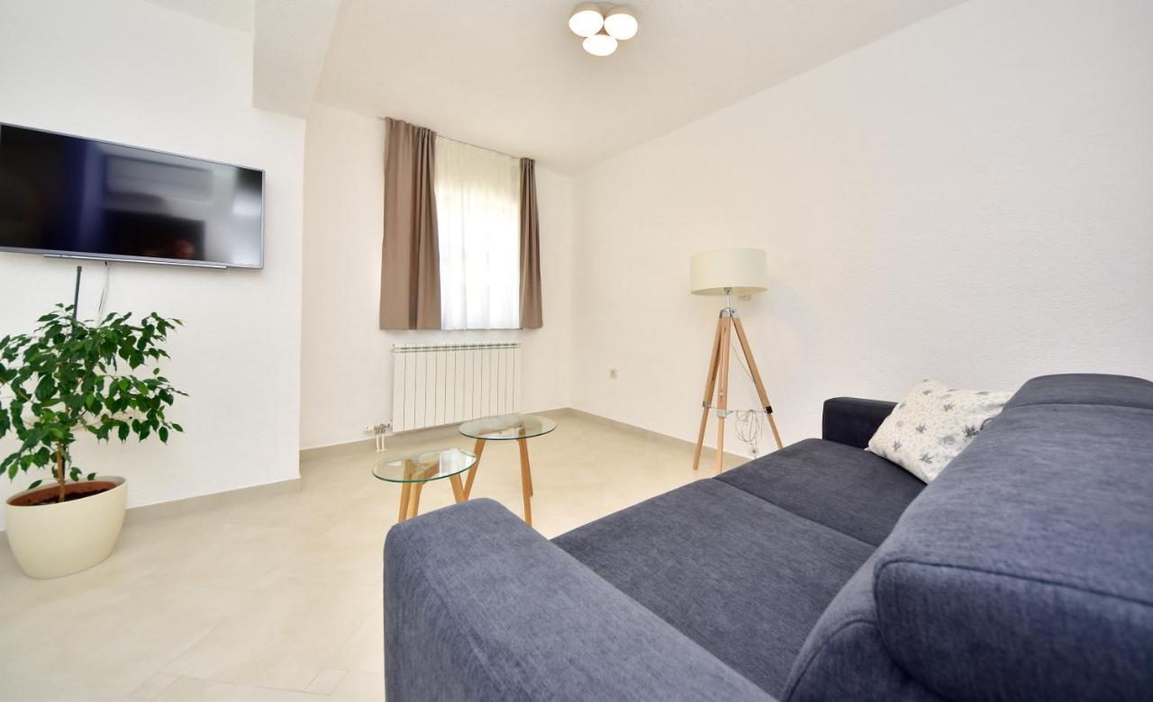 Apartamento In Olive Garden Starigrad Paklenica Exterior foto